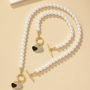 Elegantes Perlen-Schmuckset mit Herzanhänger und goldenem OT-Verschluss für Damen