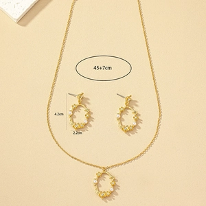 Parure de bijoux dorés avec perles comprenant collier branche et boucles d'oreilles