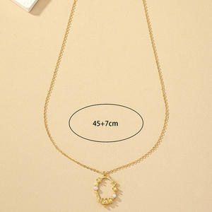 Collier élégant en or avec pendentif ovale ajouré orné de petites perles blanches