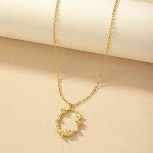 Collier doré avec pendentif ovale creux orné de perles et de détails floraux en strass