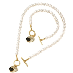 Perlenschmuck-Set mit Herzanhängern und goldenem OT-Verschluss aus Kette und Armband