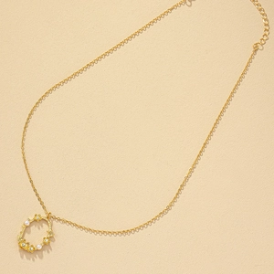 Collier doré vintage avec pendentif floral ovale, perles blanches et cristaux