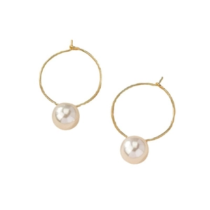 Élégantes boucles d'oreilles créoles dorées avec perles blanches de style minimaliste