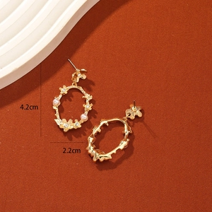 Boucles d'oreilles fleurs vintage dorées avec perles et détails géométriques brillants