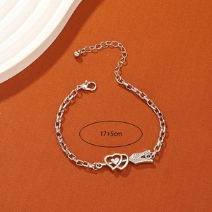 Bracelet coeur Cupidon argenté avec chaîne réglable de 17+5cm sur fond orange vif