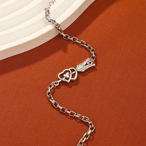 Bracelet rétro à chaîne carrée argentée avec breloque flèche de Cupidon sur fond texturé