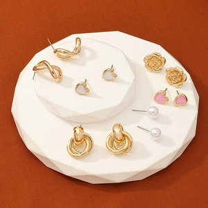 Détails d'un lot de 6 paires de boucles d'oreilles dorées, cœurs émaillés et perles