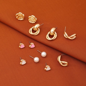 Lot de 6 paires de boucles d'oreilles cœur émail perle et rose en métal doré torsadé