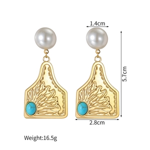 Vue détaillée des boucles d'oreilles or 18k avec perle et turquoise montrant les mesures