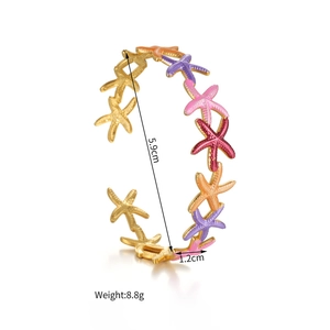 Dettaglio del bracciale in acciaio inossidabile 18k con stelle marine colorate
