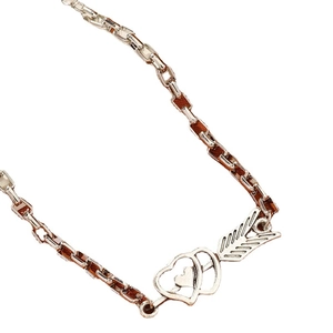 Bracelet cœur de Cupidon argenté avec une flèche traversant deux cœurs superposés