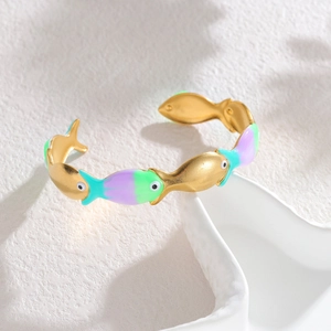 Bracelet jonc ouvert poisson coloré doré 18 carats avec motif en émail pastel doux