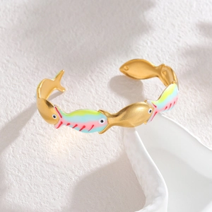 Bracelet jonc ouvert poisson en acier doré 18 carats avec rayures colorées en émail