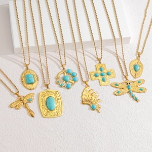Détail de colliers bohèmes dorés 18 carats avec pendentifs en turquoise et motifs rétro