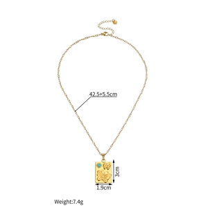 Détail du collier papillon en or 18k avec pierre turquoise et dimensions précises