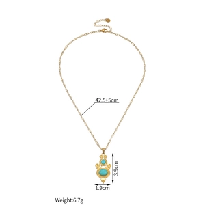 Détail du collier vintage plaqué or 18k avec pendentif turquoise et chaîne torsadée