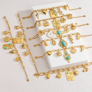 Détail de bracelets plaqués or 18k avec divers pendentifs et pierres turquoise