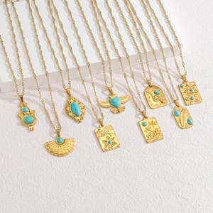 Détail de colliers en acier inoxydable plaqué or 18 carats avec pendentifs turquoise
