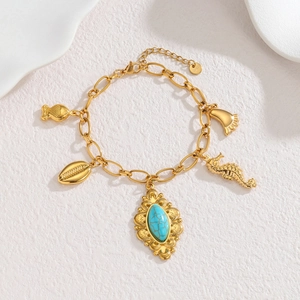 Détail du bracelet en or 18 carats avec turquoise et breloques sur le thème marin