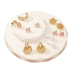 Parure de 6 paires de boucles d'oreilles dorées avec cœurs émaillés, roses et perles