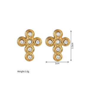 Macro di orecchini a croce dorati con zirconi con misure dettagliate di 1,3 cm