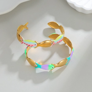 Bracelets joncs poissons océan en or 18 carats avec détails en émail dégradé coloré