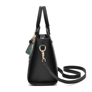 Dreiteiliges schwarzes Handtaschen-Set aus Kunstleder mit verstellbarem Riemen und Goldbeschlag