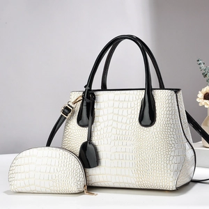 Ensemble de sacs à main blancs motif crocodile avec bordures noires et boucles dorées