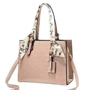 Elegante borsa a mano rosa pallido con motivo a coccodrillo e manico in seta dorata