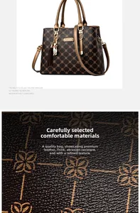 Gros plan sur la texture imprimée vintage et le cuir durable de ce sac à bandoulière