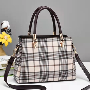 Vintage checkered large shoulder bag in brown faux leather with gold metal handles