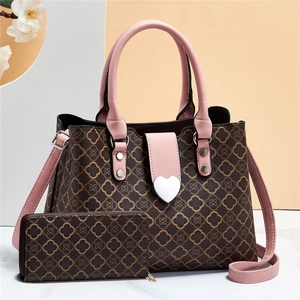 Set borsa tote marrone con motivo a trifoglio, cinturini rosa e decorazione a cuore