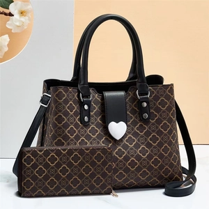 Borsa tote con monogramma retrò e portafoglio abbinato con chiusura a cuore in metallo