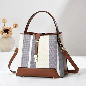 Sac seau en tissu rayé avec garniture en cuir marron et bandoulière réglable