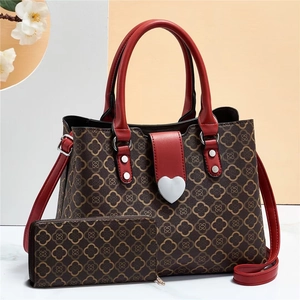 Set borsa tote marrone stampato due pezzi con manici in pelle rossa e fibbia a cuore