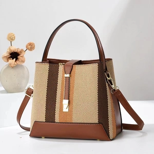 Sac seau en cuir marron et tissu rayé avec fermoir doré et bandoulière chic