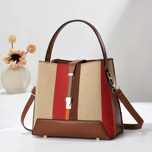 Sac seau en toile rayée contrastée avec garniture en cuir marron et bandoulière chic
