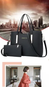 Détails de l'ensemble cabas noir en cuir grainé avec logo doré et petite pochette