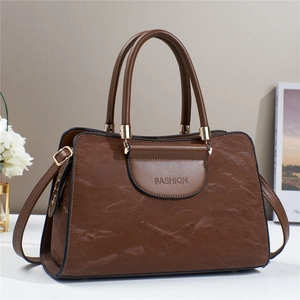Borsa a mano in pelle marrone scuro con design a pieghe nuvola e dettagli dorati
