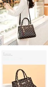 Details einer dunkelbraunen bedruckten Handtasche mit Kleemuster und Quastenanhänger