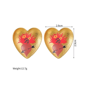 Détail des boucles d'oreilles cœur plaquées or 18k avec mesure de 2,9cm et gravure