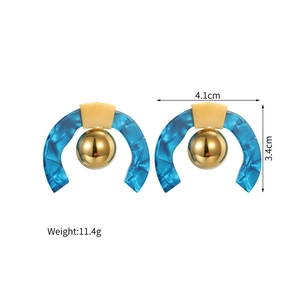 Vue détaillée de boucles d'oreilles en C à texture marbrée bleue et accents dorés, 4.1cm x 3.4cm