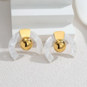 Boucles d'oreilles C géométriques modernes en résine marbrée avec accents de billes dorées