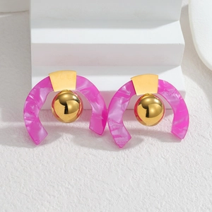 Boucles d'oreilles dorées en forme de C avec acrylique magenta et boules métalliques