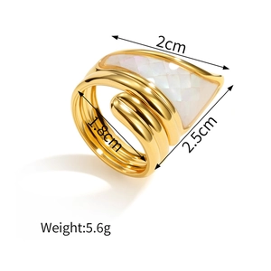Dettagli anello dorato irregolare con inserto in conchiglia e larghezza di 2,5 cm