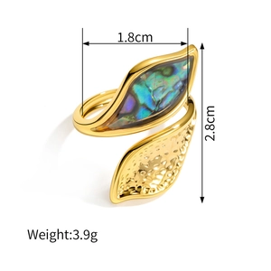 Dettaglio dell'anello a doppia foglia geometrica con intarsio in conchiglia e misure
