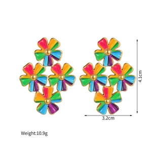 Détails des boucles d'oreilles fleuries dorées 18k, dimensions 4,1cm x 3,2cm, poids 10,9g