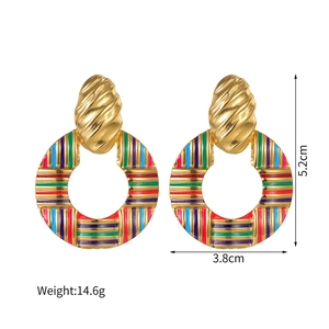 Macro shot of 18k gold wavy earrings with colorful enamel ring, 5.2cm x 3.8cm detail