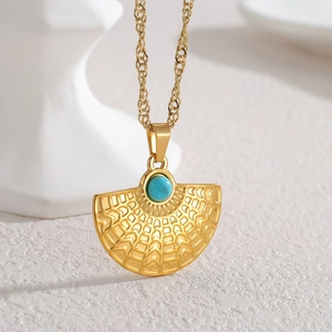 Collier éventail en acier plaqué or 18k avec pendentif turquoise sur socle en pierre