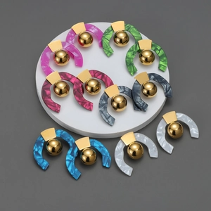 Boucles D'oreilles Pendantes Géométriques En Forme De C Avec Acier Inoxydable Plaqué Or 18K Et Résine Texture Marbre Pour Femmes
